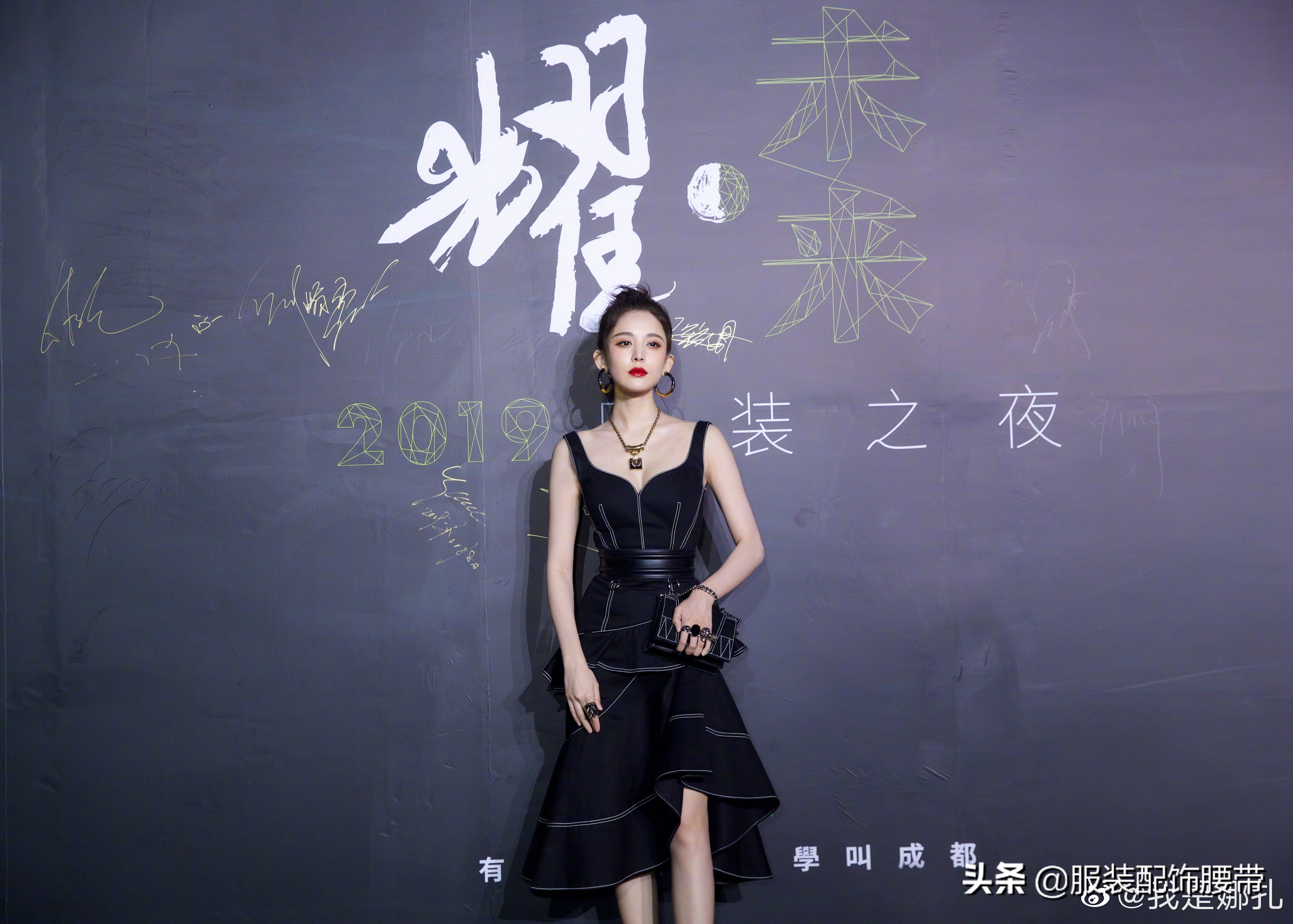 当红女明星束腰有妙招，学习古力娜扎毛晓彤完美的收腰技巧