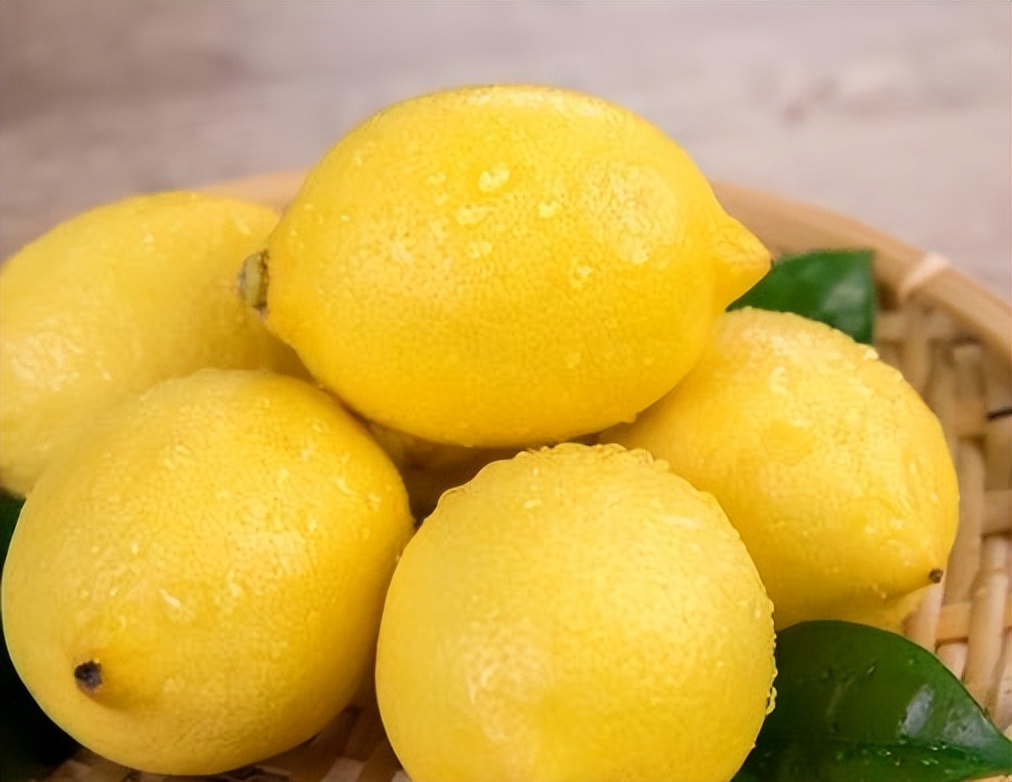 柠檬泡水喝的两大禁忌,柠檬泡水喝的禁忌和副作用
