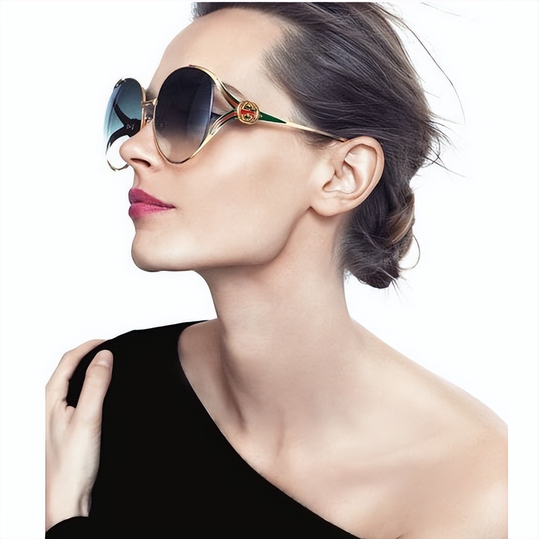 gucci是什么品牌眼镜,gucci眼镜有款红边框的眼镜