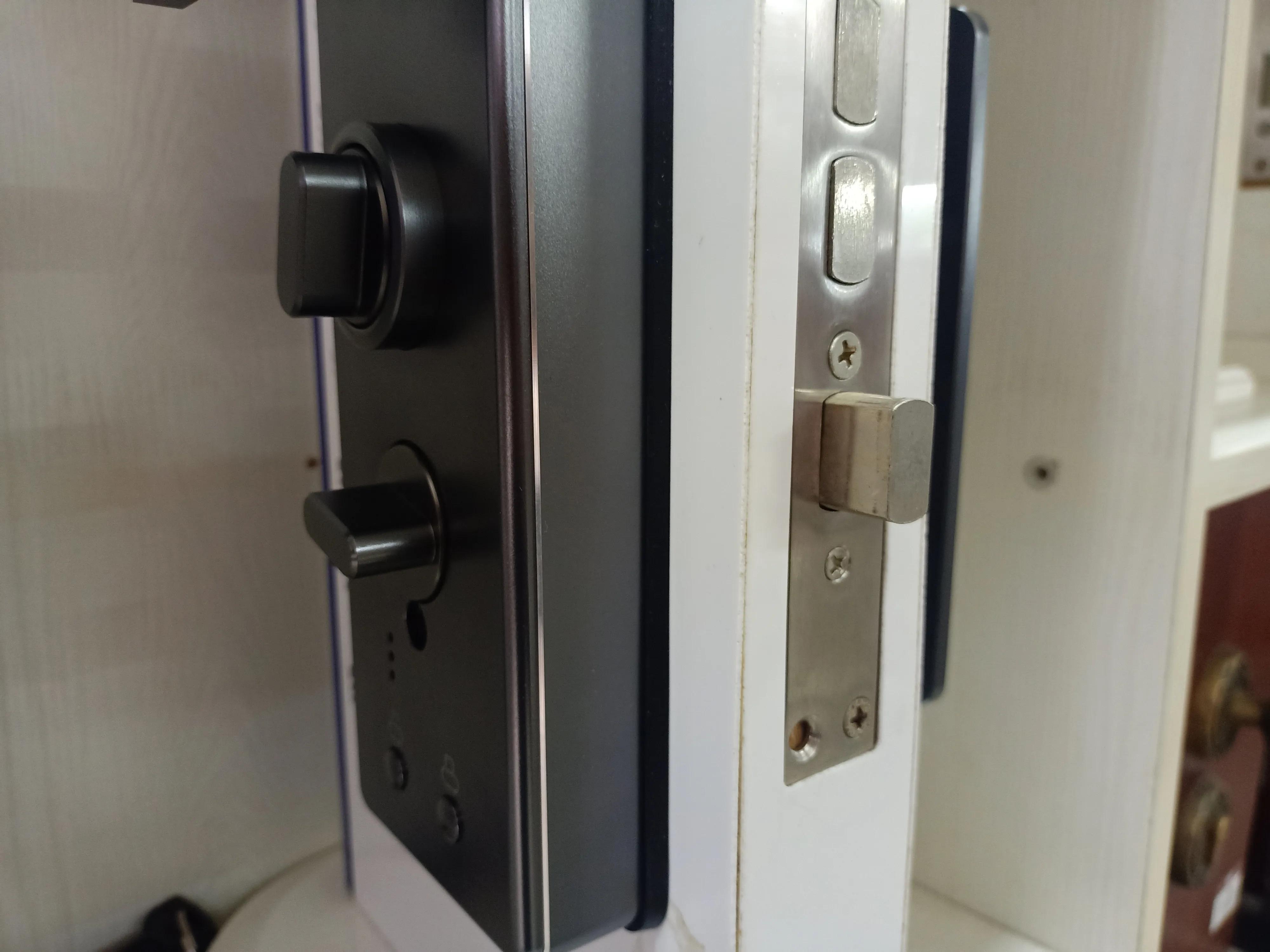 防盗门锁芯中间带齿,防盗门里面的锁芯插着钥匙