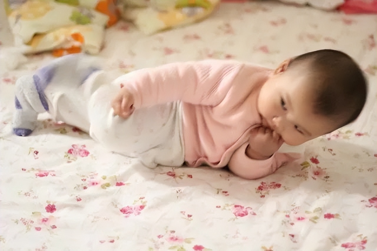 宝宝应该什么时候练习翻身抬头,宝宝大概几个月要教他学会翻身呢