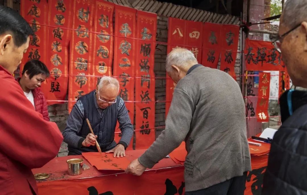 贴春联迎兔年,贴春联迎兔年合家欢