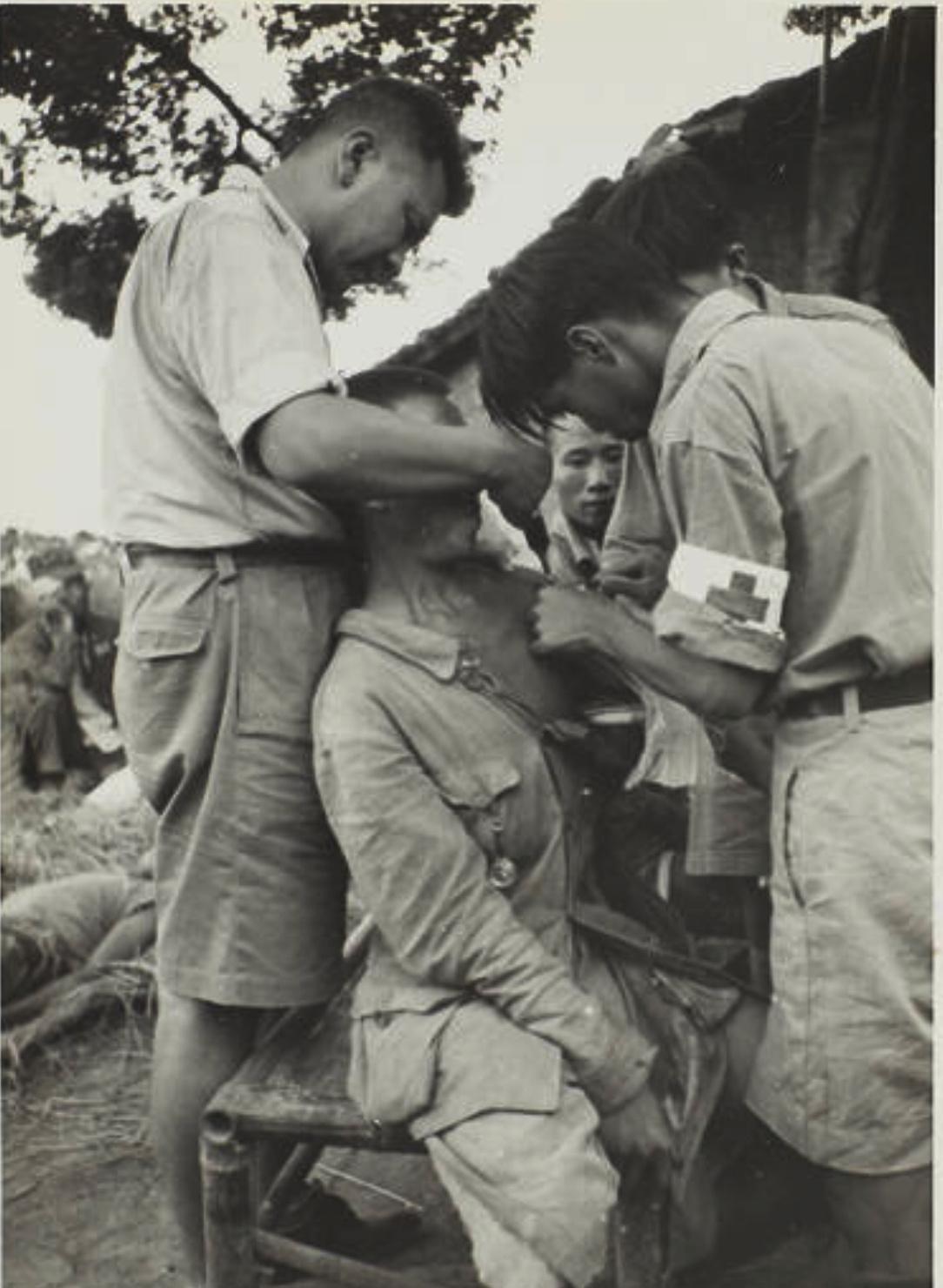 侵华日军残酷*行暴**,女子为活命脱下衣服让日本人拍摄,*辱侮**至死