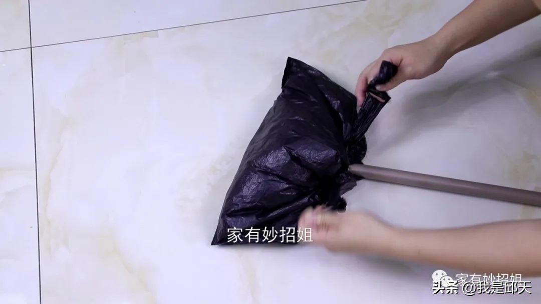 扫把粘在头发上怎么去除,家里头发灰尘多怎么办