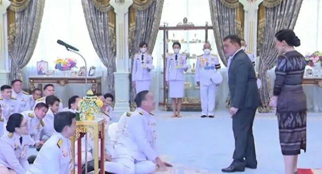 泰国王后浴袍风，蝴蝶结收腰，新颖款式却因颜色显老气