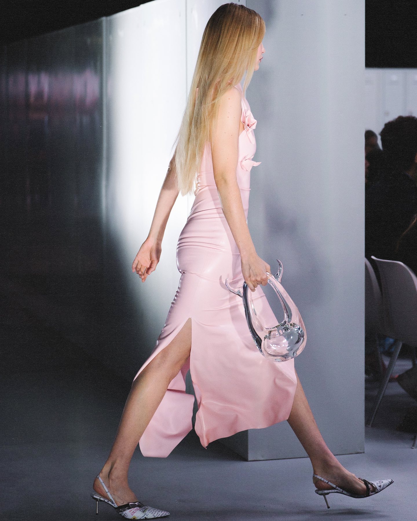 他们用玻璃做了个水晶包,卖得死贵,外国明星还狂爱