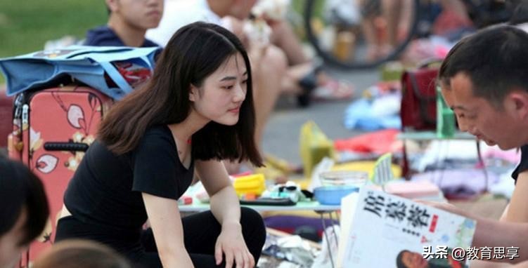 失业摆摊真实感受,失业女生摆摊崩溃却登上热搜