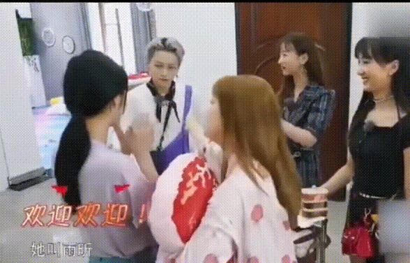 靠肩撒娇、摸脸掐腰、强吻壁咚，没分寸感的女明星算不算耍流氓？