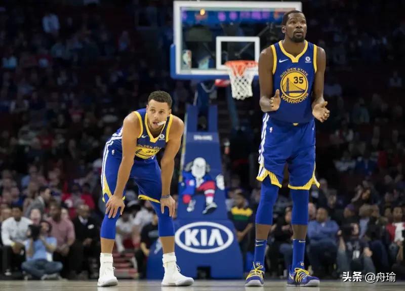 NBA晚报：詹姆斯与车王合照，獭兔给科比发短信，热巴怒撕球衣