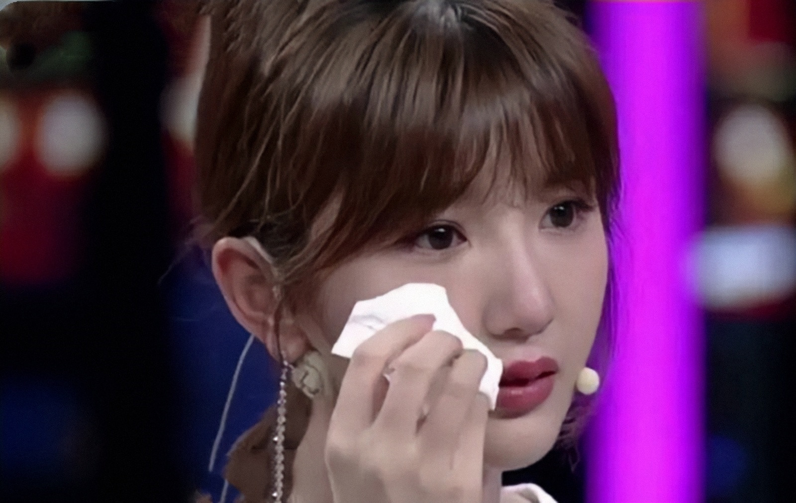 毛晓彤：曾经被父亲抛弃扔垃圾桶，成名后父亲索要5000万赡养费