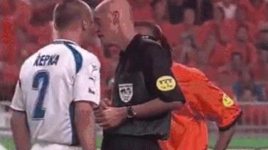 他是足球场上的包青天，却因个人代言无奈退役