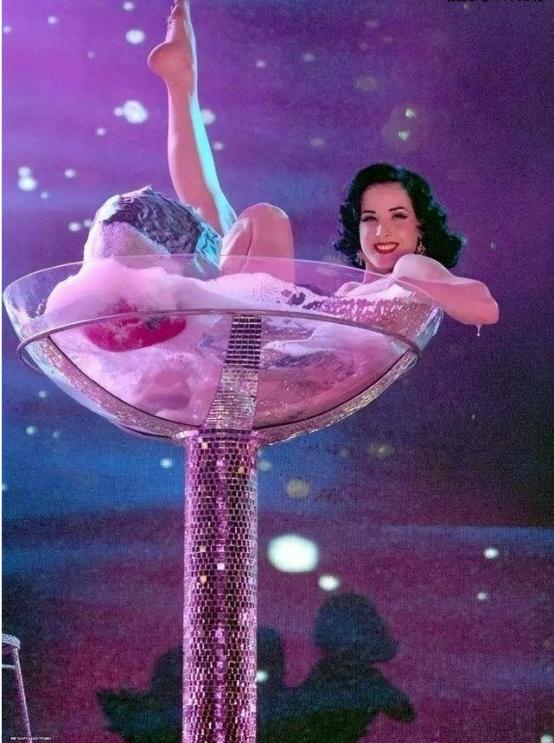 涓栫晫绗竴鑸炲绌跨传鑹茬殑瑁欏瓙,涓栫晫绗竴鑸炲鎯婅壋琛ㄦ紨