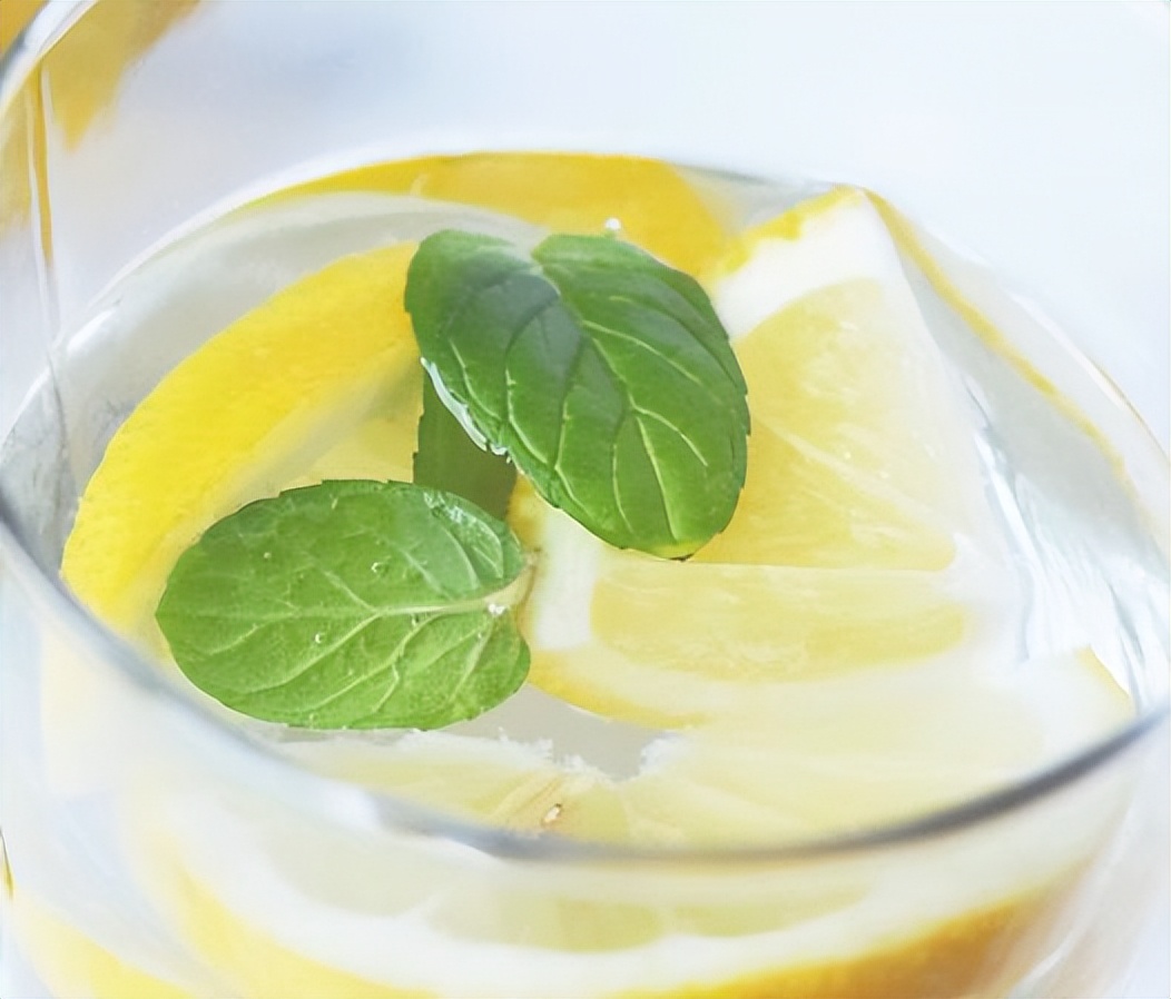 柠檬泡水喝的两大禁忌,柠檬泡水喝的禁忌和副作用