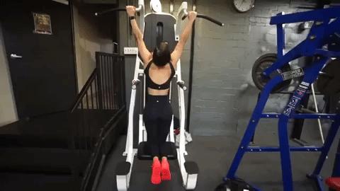 肩膀倒三角训练动作,家里练倒三角动作