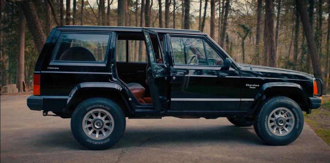 这部网飞神剧，藏着1980年代汽车工业的时泪