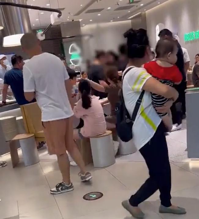 上海餐厅两女子为抢座用餐具互砸,上海一餐厅抢座扔餐具