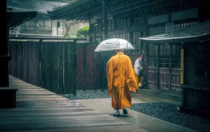 年轻人禅修寺庙比酒店更赚钱 (寺庙短期禅修)
