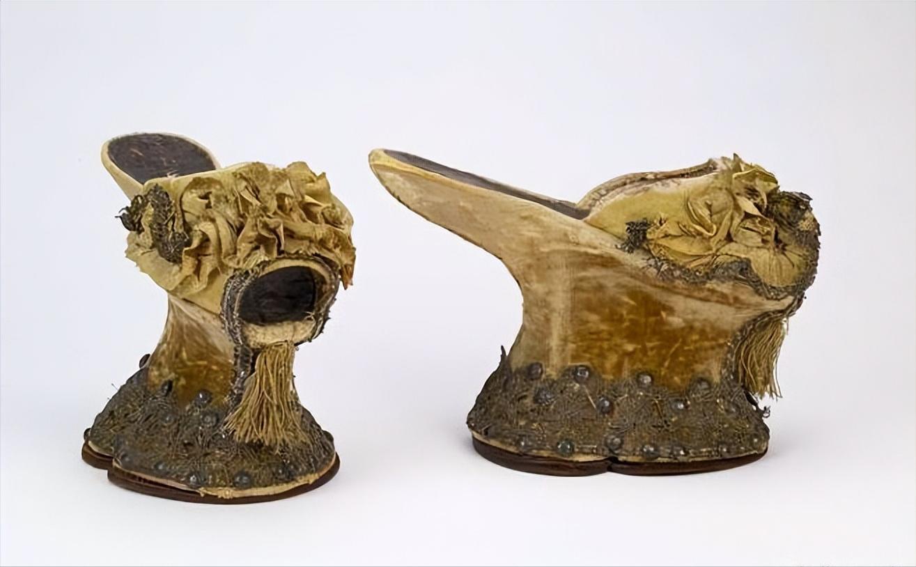 19世纪英国女性服饰平民,18世纪英国贵妇服饰