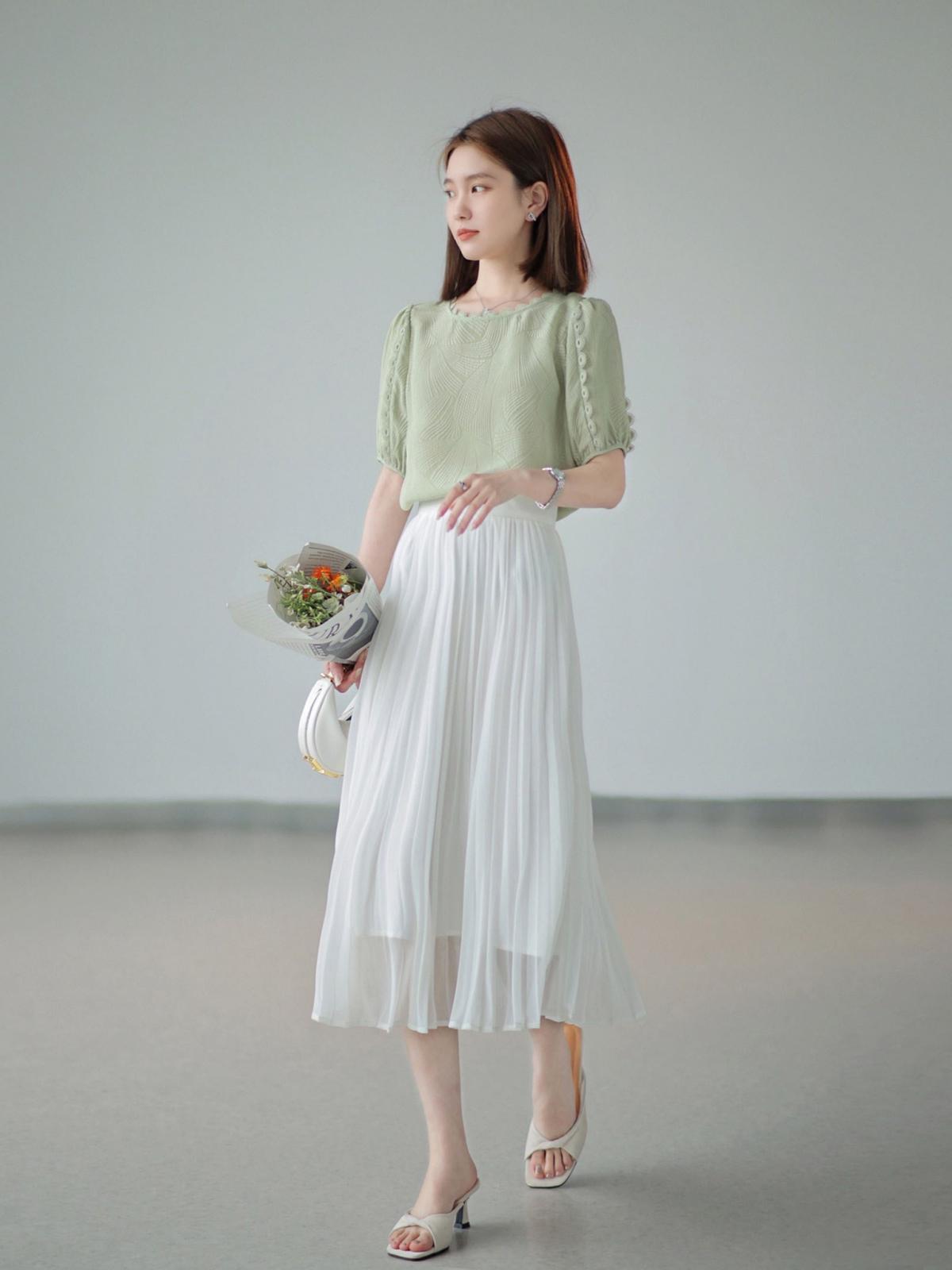 醋酸面料裙过膝,雪纺裙搭配长款针织裙