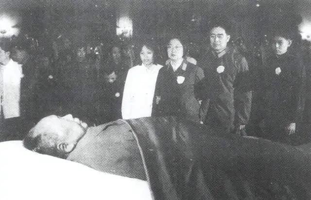 30张真实又罕见的老照片，阴毛假发工作者，我怀疑他用错地方了2