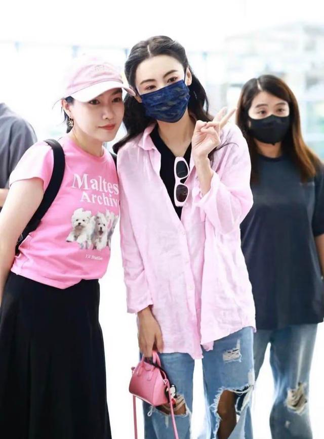 张柏芝穿衣搭配急转直下,张柏芝绿色针织衫配背带裤