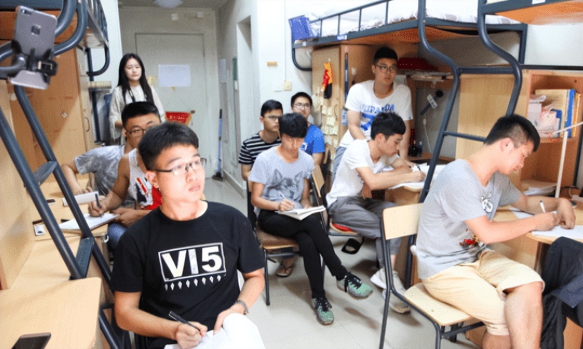 学习还分时间吗？女大学生半夜学习不让关灯，室友好言相劝反被怼