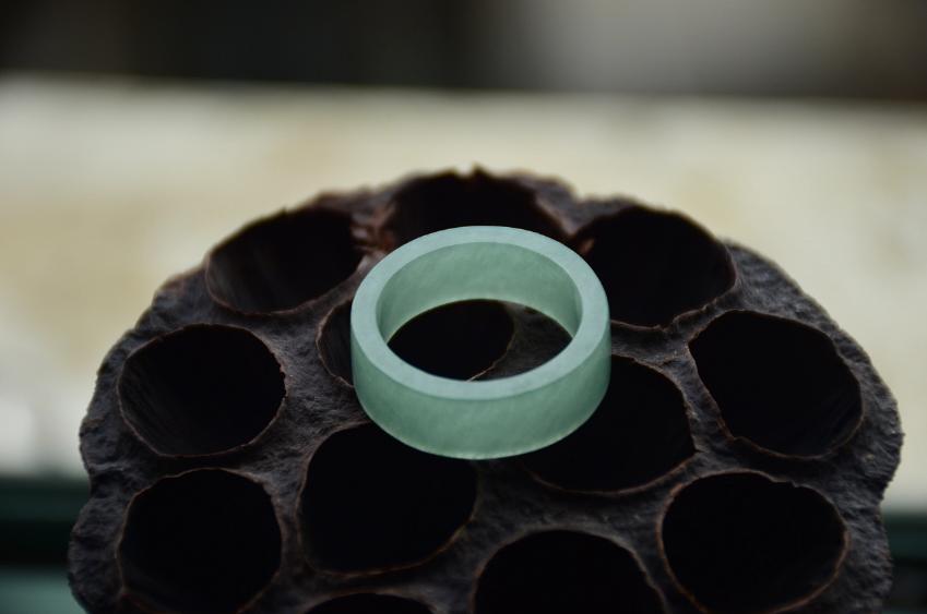 很糯的翡翠值钱吗,翡翠看着冰糯价格低怎么回事