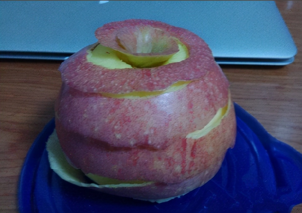 削苹果的时候偷偷许愿图片,完整的苹果皮是不是可以许愿