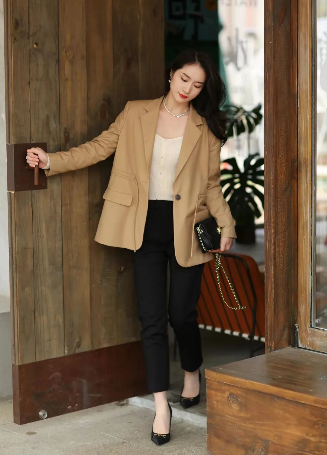 黑裤子极简穿搭高级又有范儿,黑裤子的搭配秋天