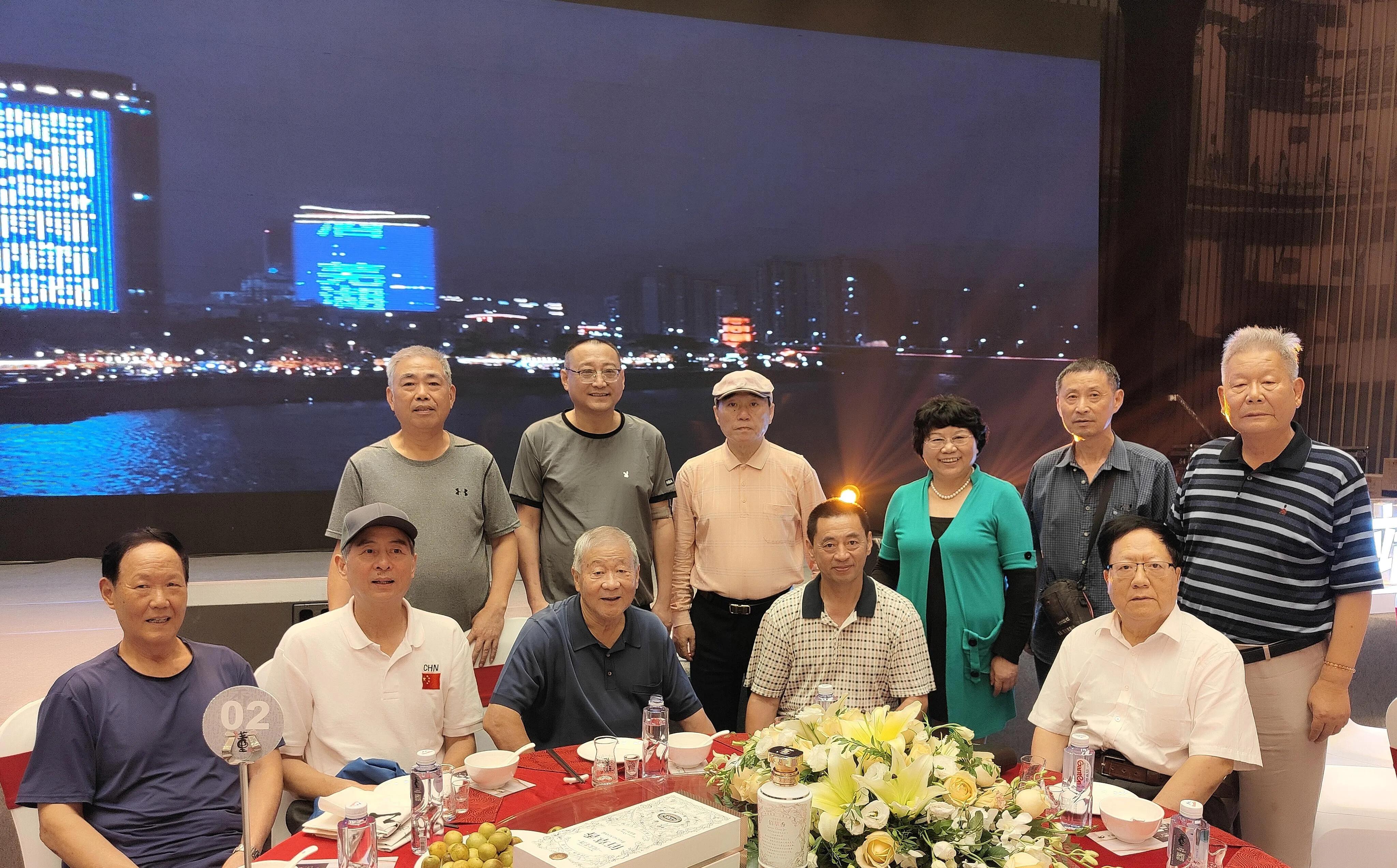 江城的夜千里迢迢,春城的秋夜