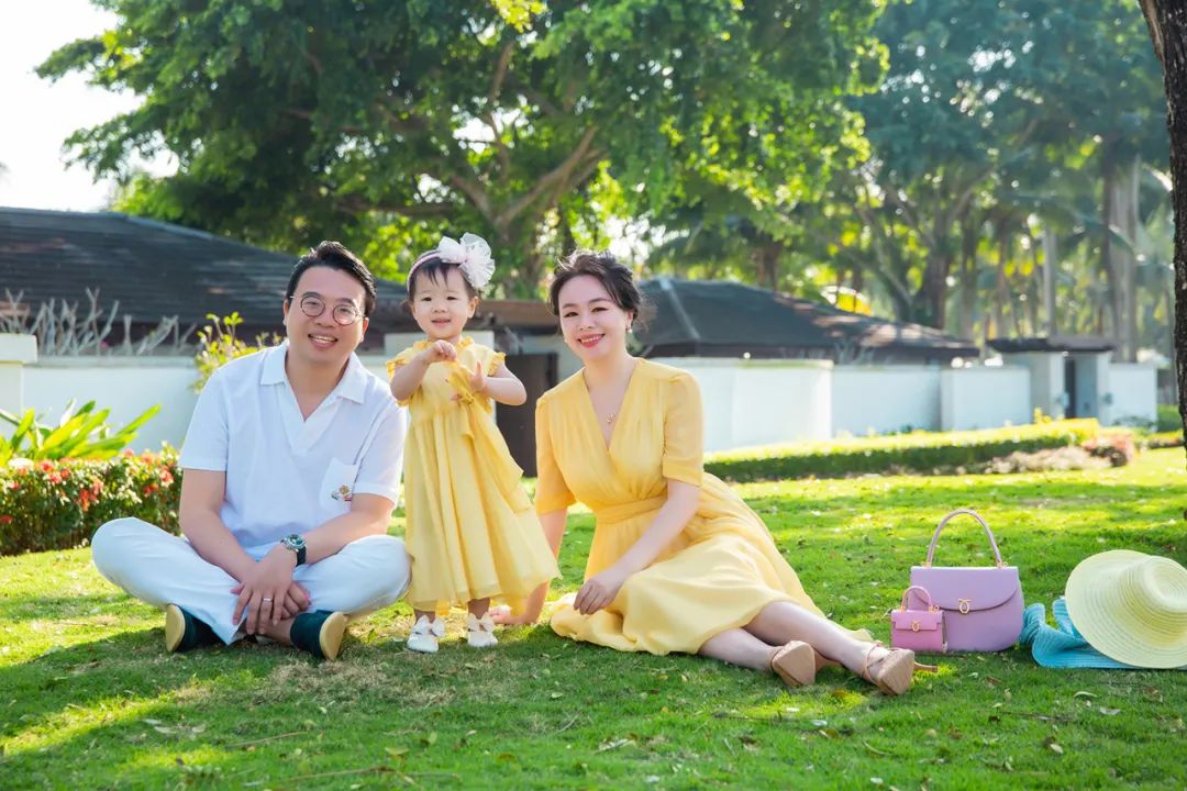 孟晚舟紫色连衣裙,孟晚舟蓝色连衣裙