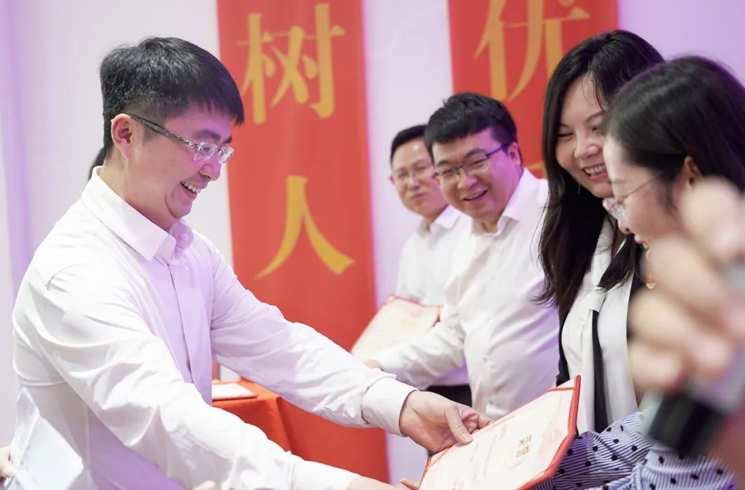 再出发、育新人，长水教育表彰101个先进集体和个人