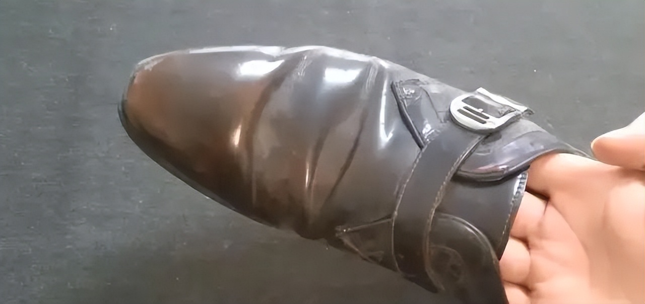 皮鞋穿久了会有折痕？擦点“它”，折痕自动消失，让你天天穿新鞋