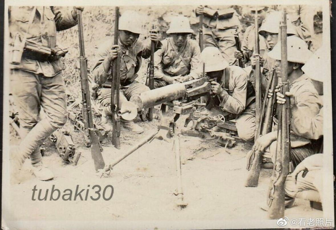 卑鄙龌龊老照片：*楼青**女子妖娆多姿，妇女露胸喂奶被孩子撕扯衣服