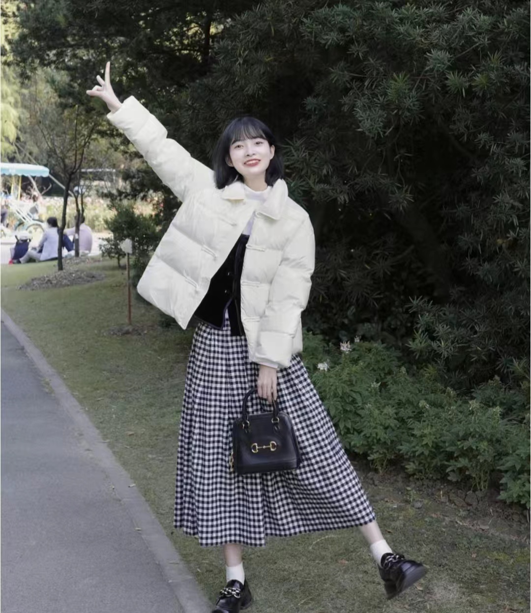 浅蓝色羽绒服怎样搭配黑色半身裙,短款白色羽绒服的最佳搭配半身裙