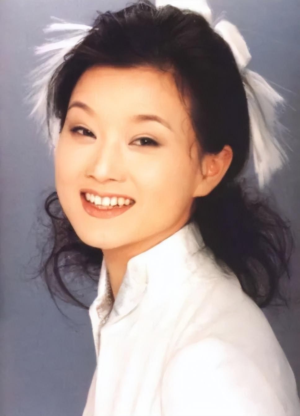 歌唱家*祖英宋**:和丈夫分居8年，39岁高龄产子，57岁身材好似少女