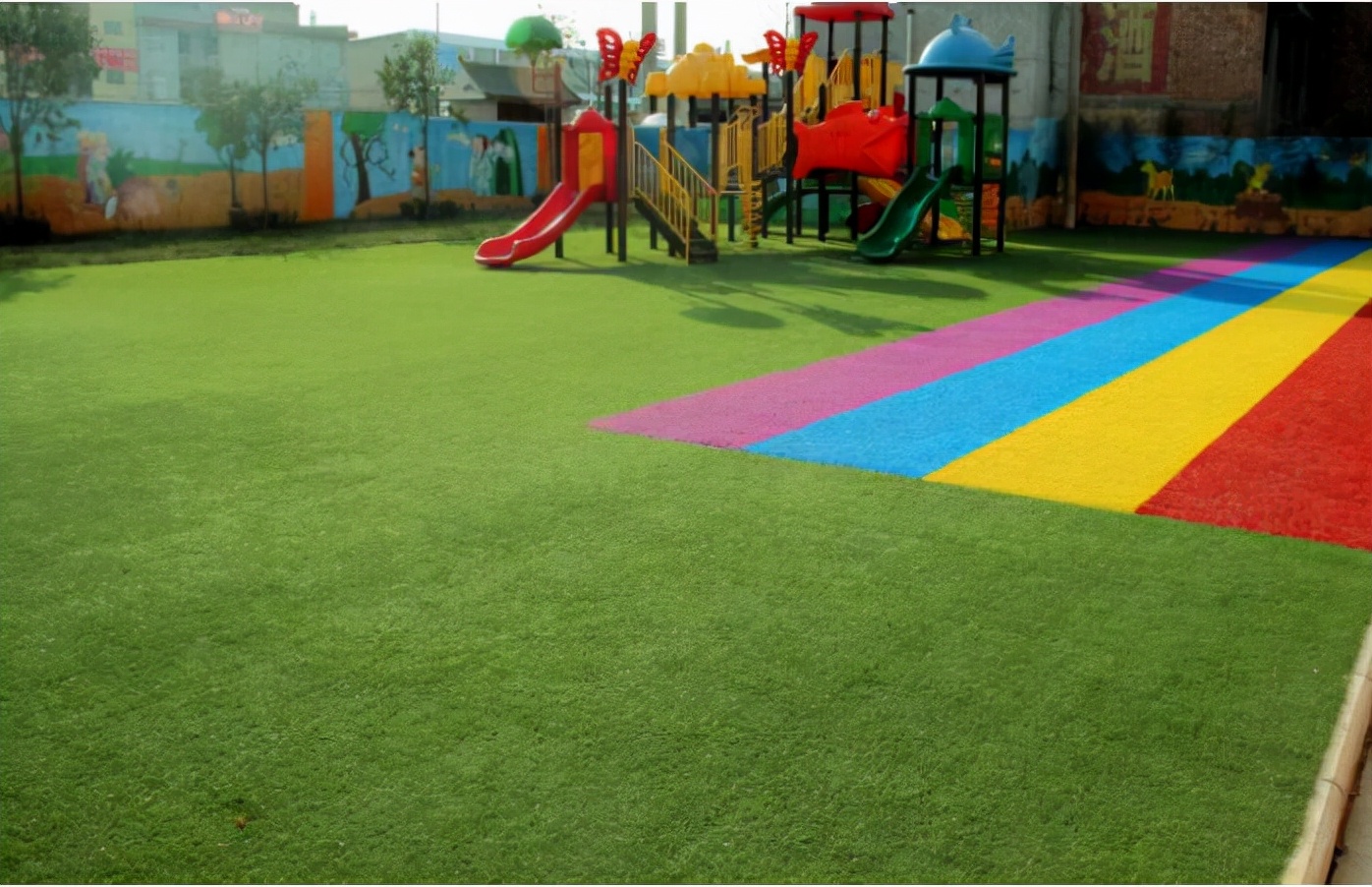 幼儿园的地面铺的是什么,幼儿园游乐场地面铺什么材料