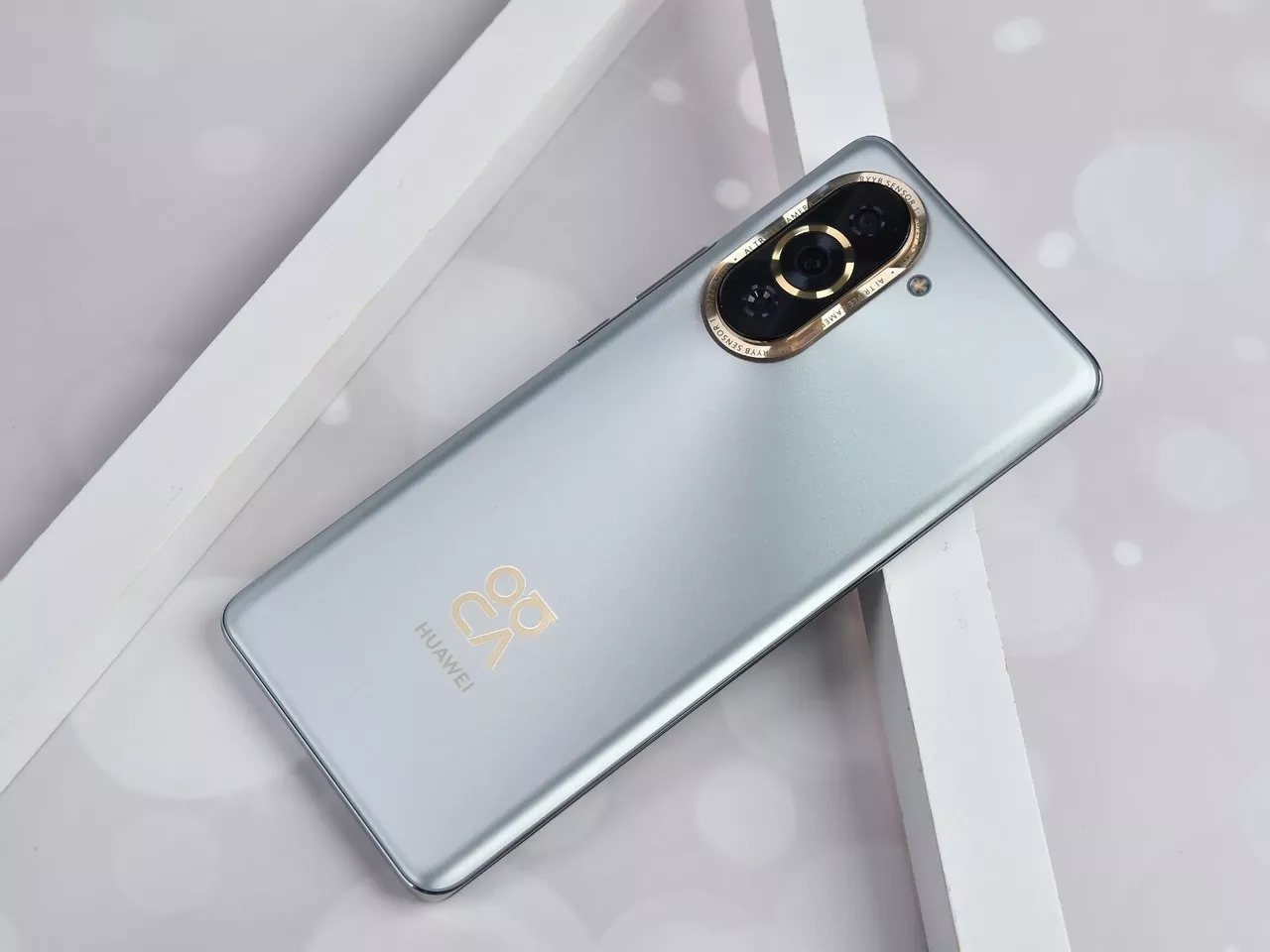 华为刚发布的全面屏千元机 (华为次新旗舰售价跌至1799元)