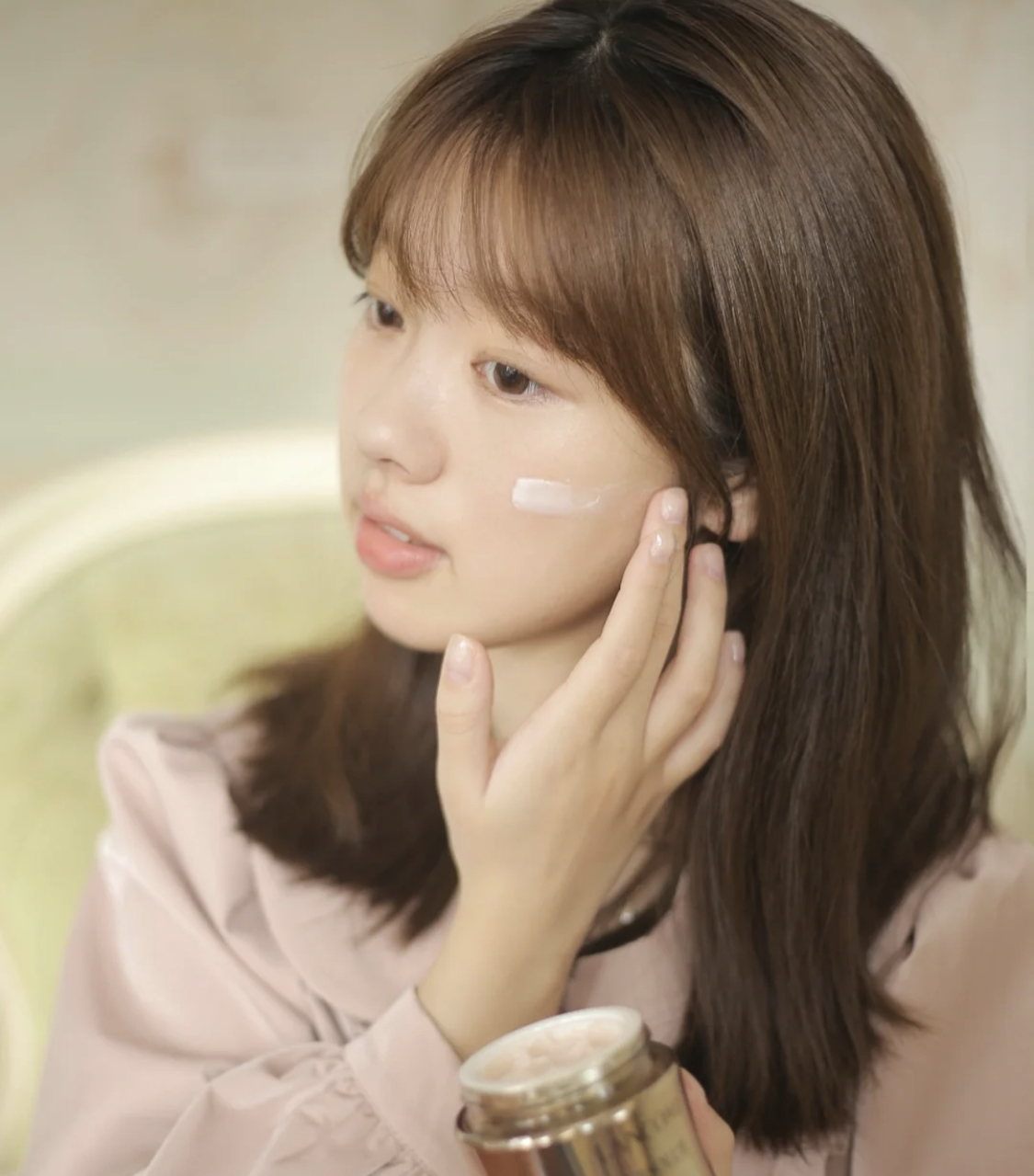 天冷了别只会敷面膜，3样护肤品经常用，保湿抗老，让你水润过冬