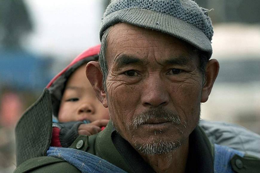 为什么老人去世子女葬礼上笑,为什么葬礼老人的家人还能笑