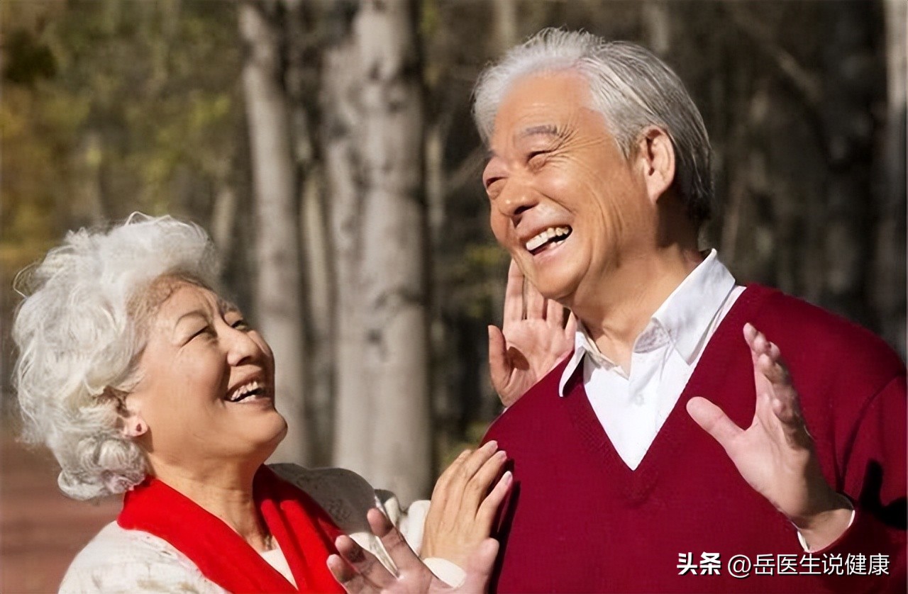 老年人腿无力、使不上劲？医生：补充2种营养素，有助于增强体质