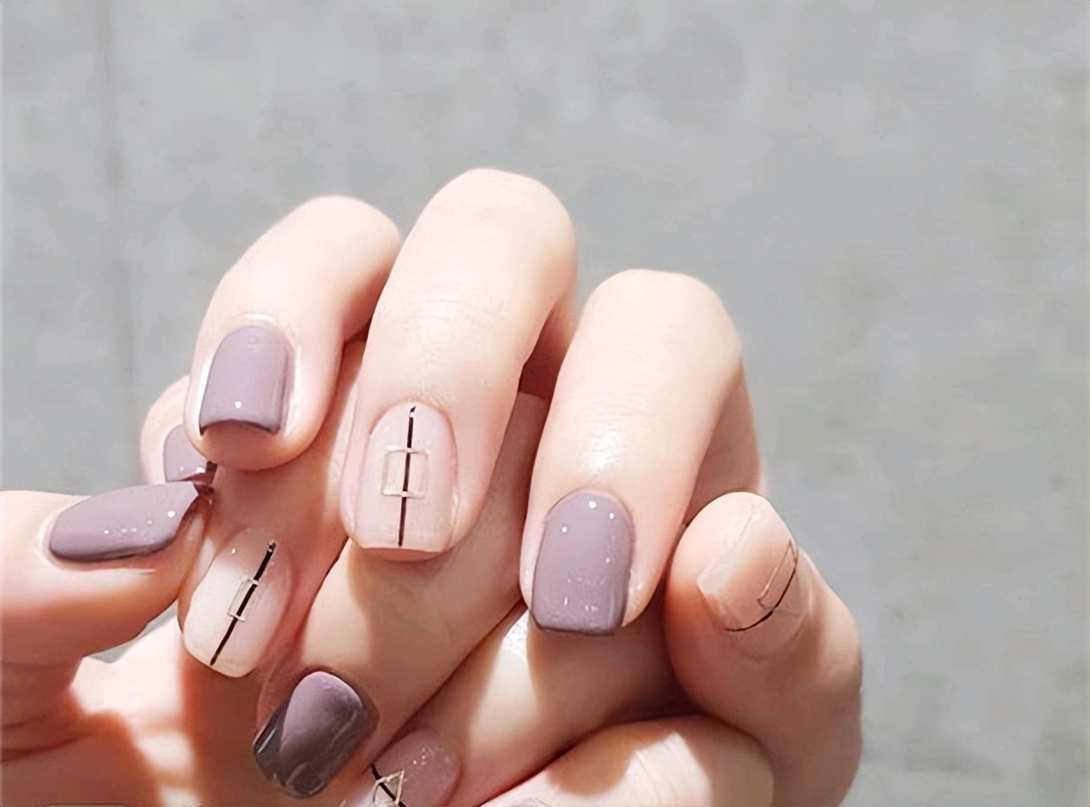 超级好看的三款美甲教程来啦,五彩美甲如何涂出高级感