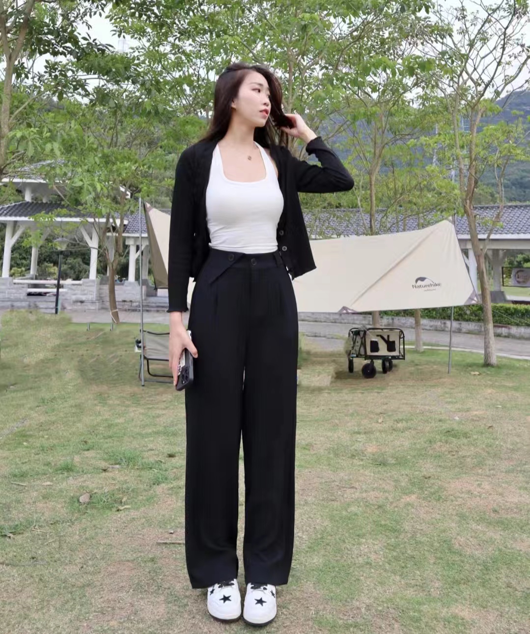 穿黑色裤子配什么色上衣,黑色宽腿裤子配什么上衣