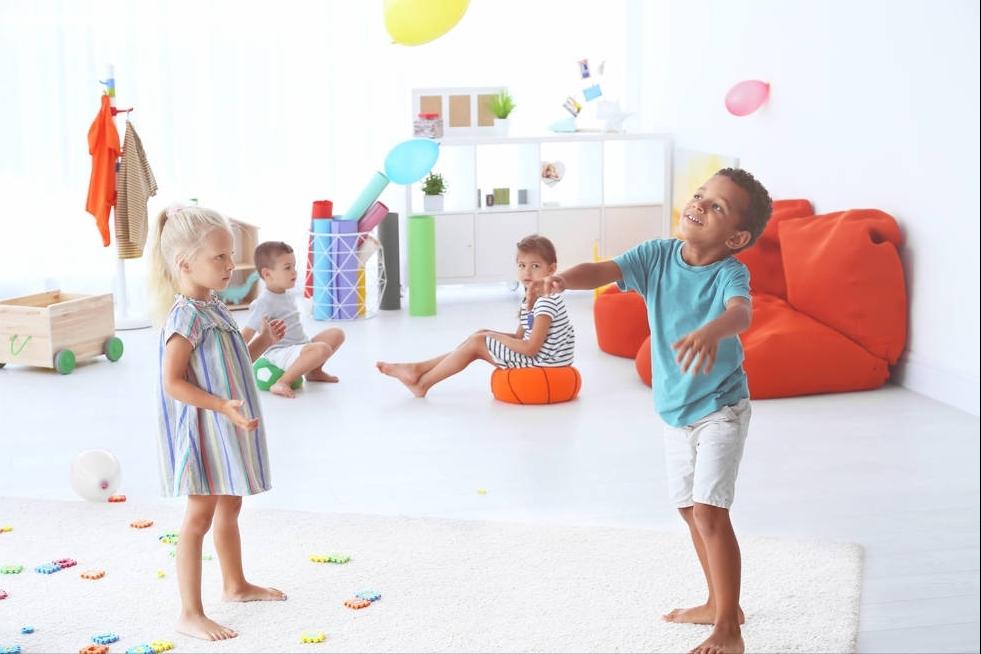 邻居小孩总是来你家玩该怎么办,邻居小孩一直来我家玩怎样拒绝