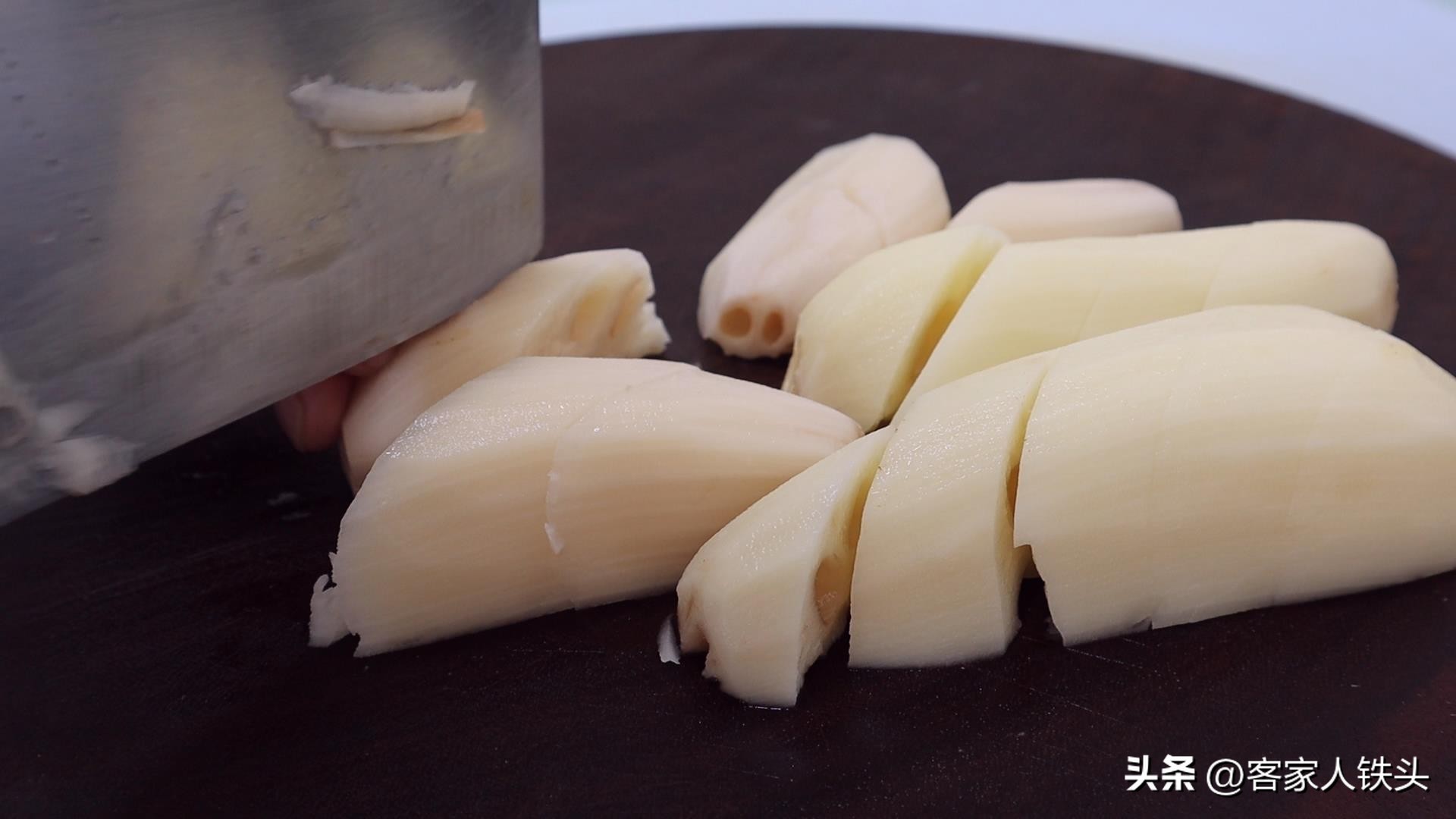 广东靓汤来了健脾开胃的莲藕汤,排骨莲藕汤大冷天必喝的一锅热汤