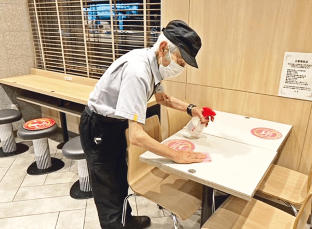 外国游客来到中国之后疑惑，为什么中国老人不用上班？