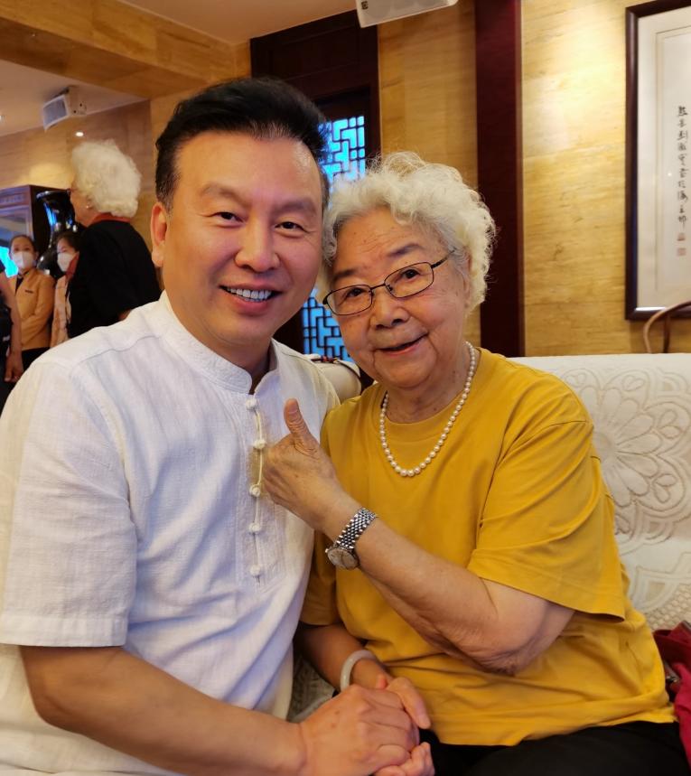 央视著名主持人张泽群深夜发文,主持人张泽群多大生儿子的