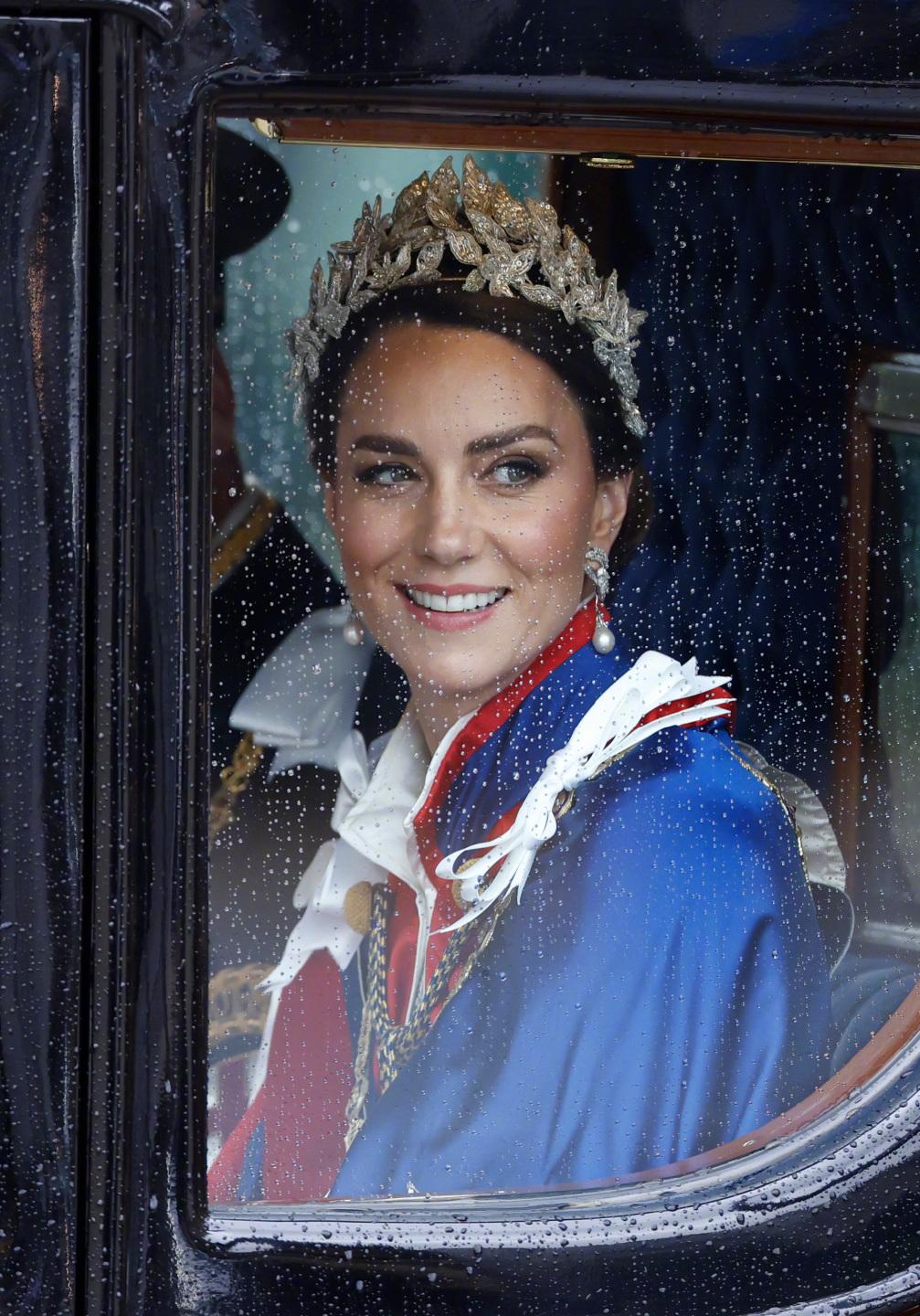 加冕仪式上威廉卡米拉,英国王室凯特王妃珠宝