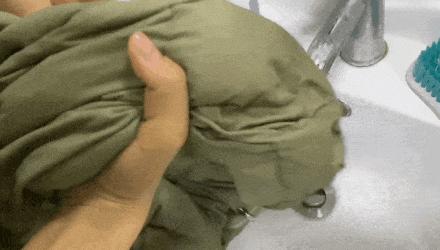 羽绒服可以洗衣袋装起来洗吗,今天宜洗衣服吗