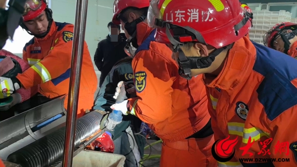 工人遭电击消防紧急救援,工人被机器卡手消防到场紧急救援